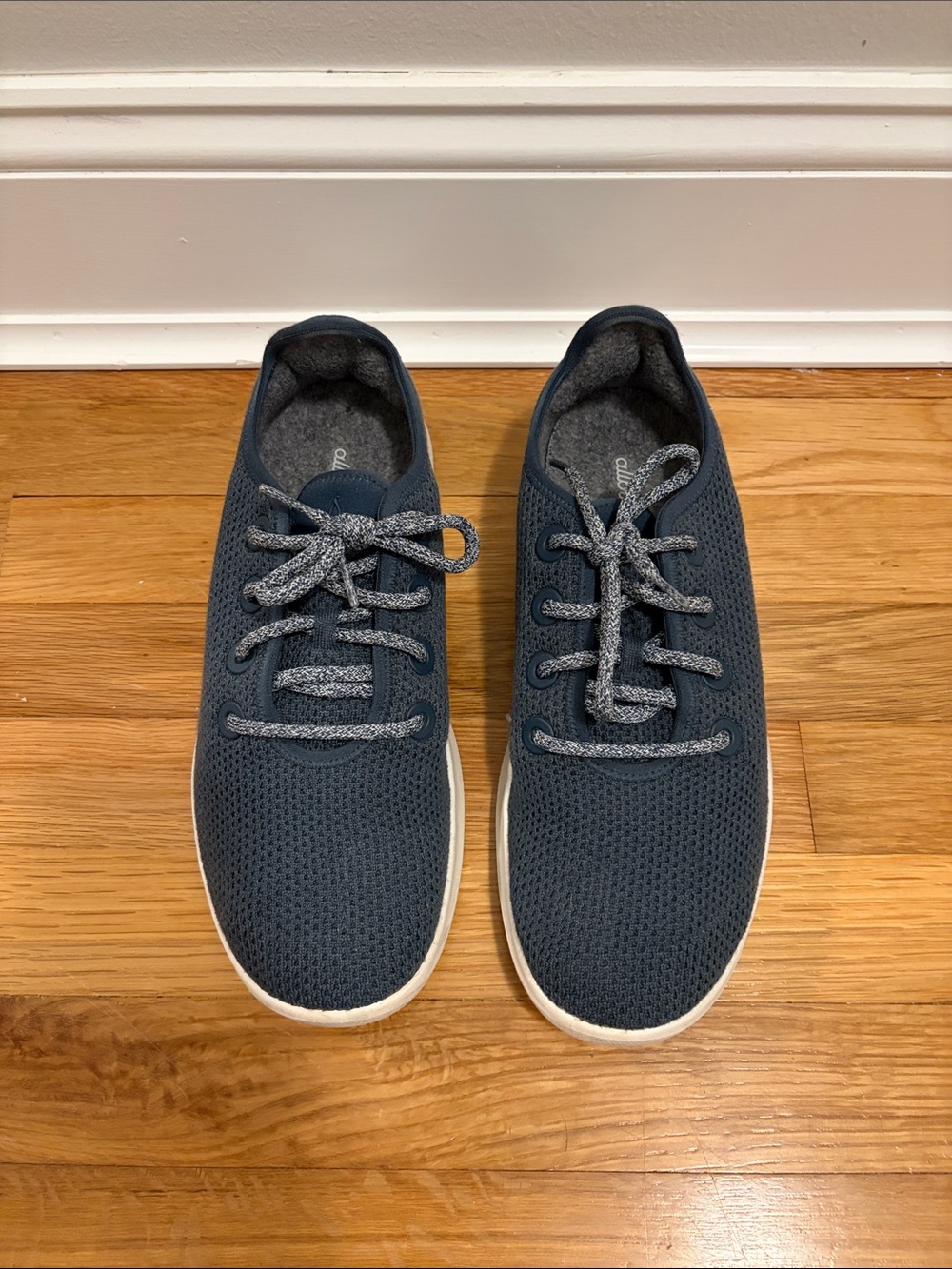 Allbirds Tree Runners Mens 9 Navy Sneaker. Excellent condition.
Size 9